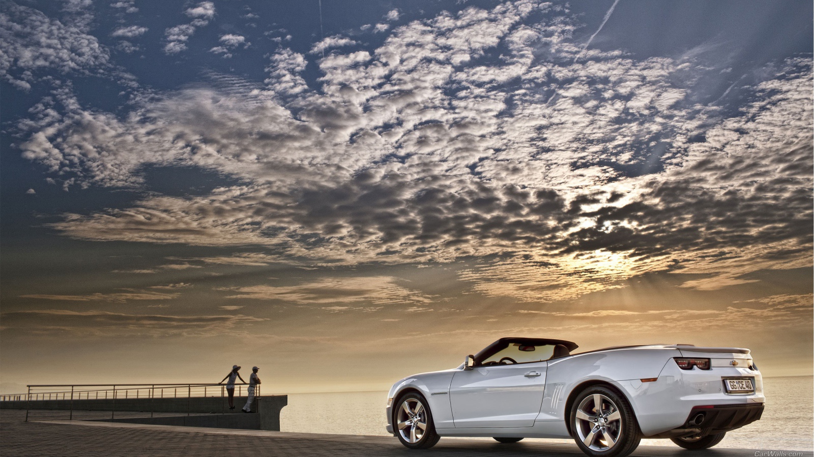 Белый Шевроле на берегу моря