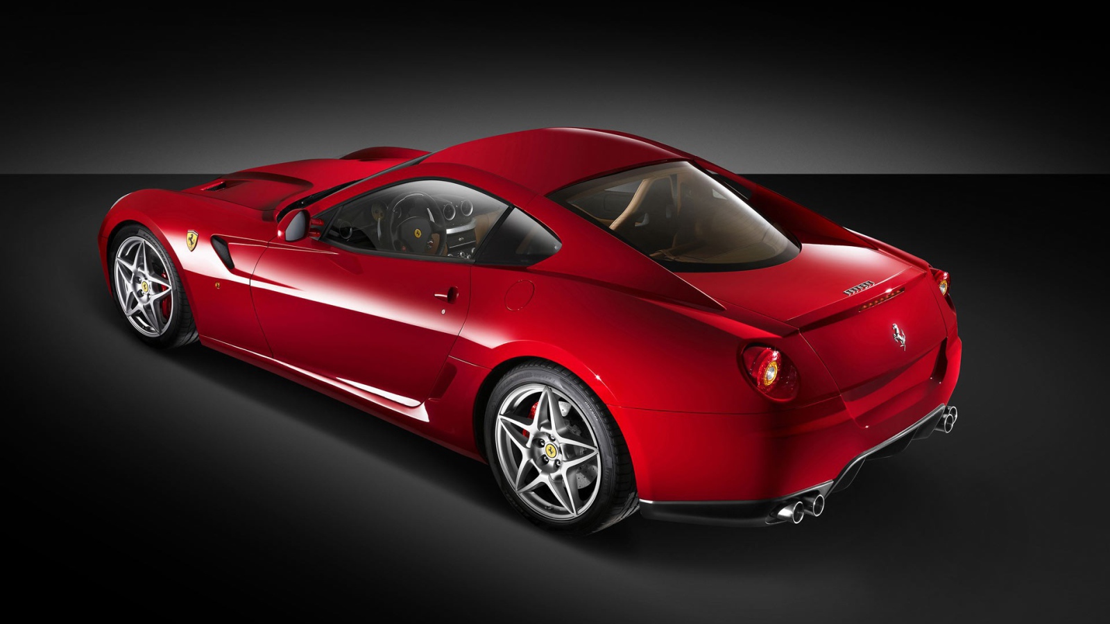 Красный спортивный Феррари