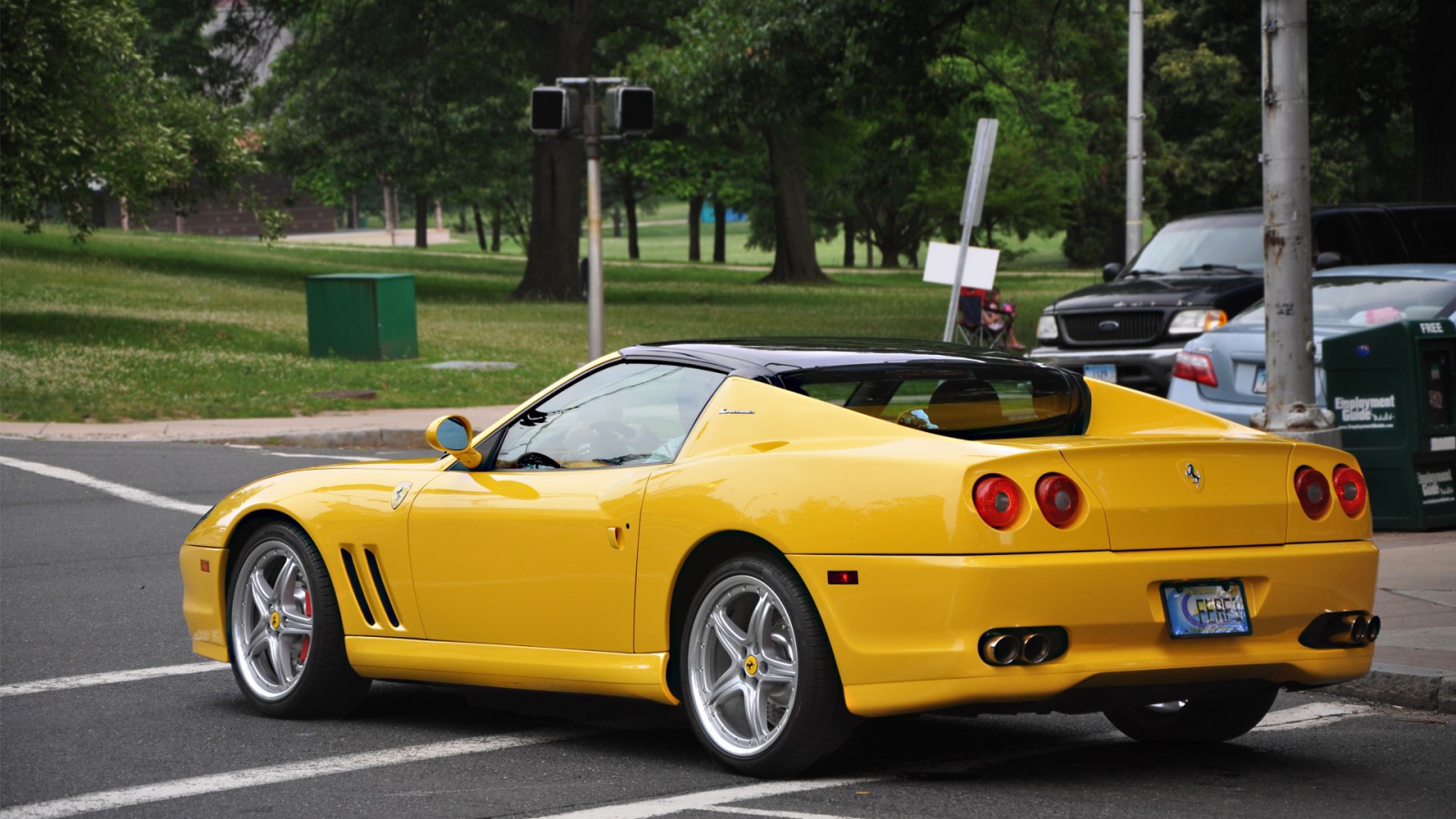 Желтый спортивный Феррари