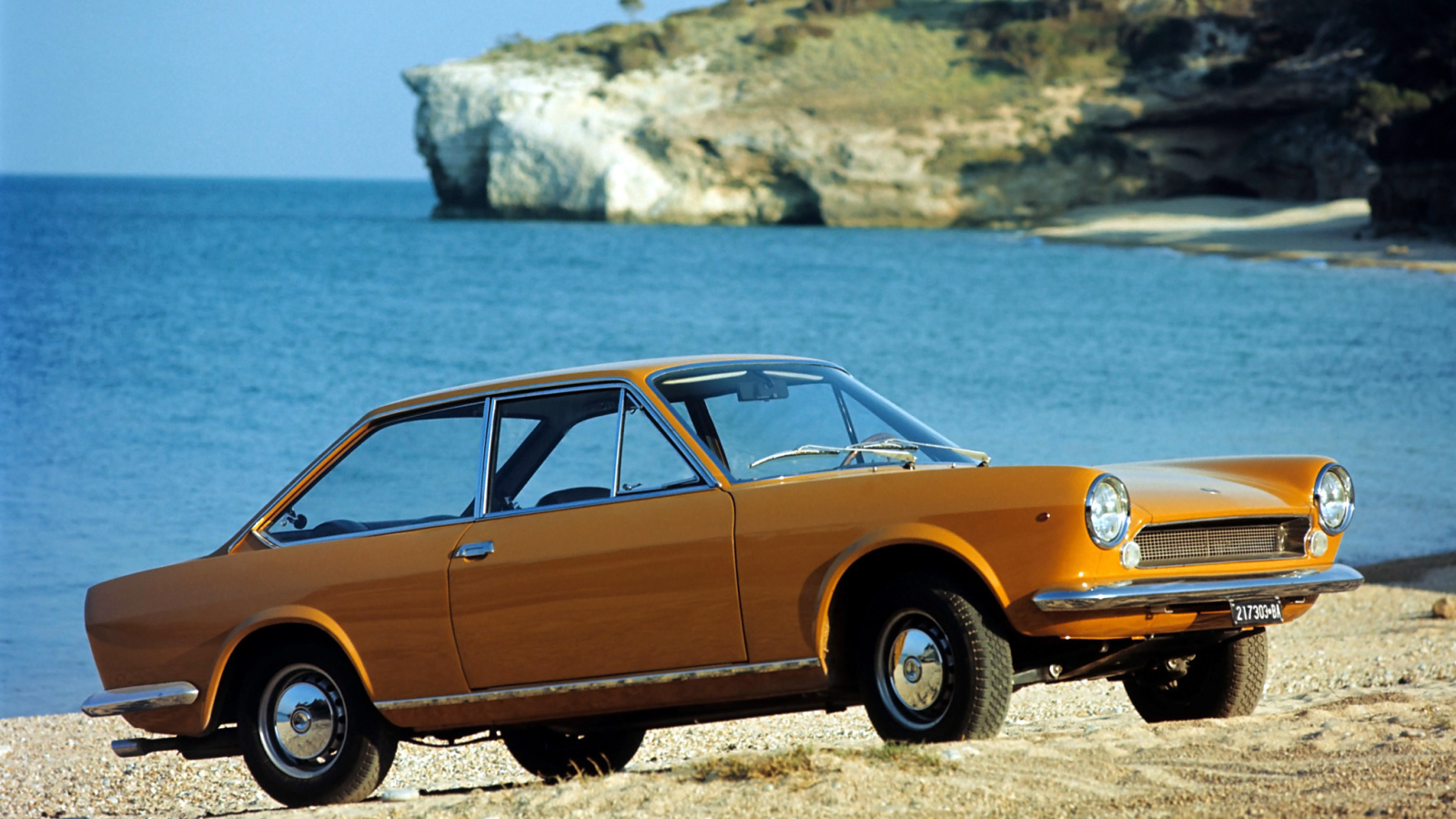 Красивый автомобиль Fiat 124 в Москве