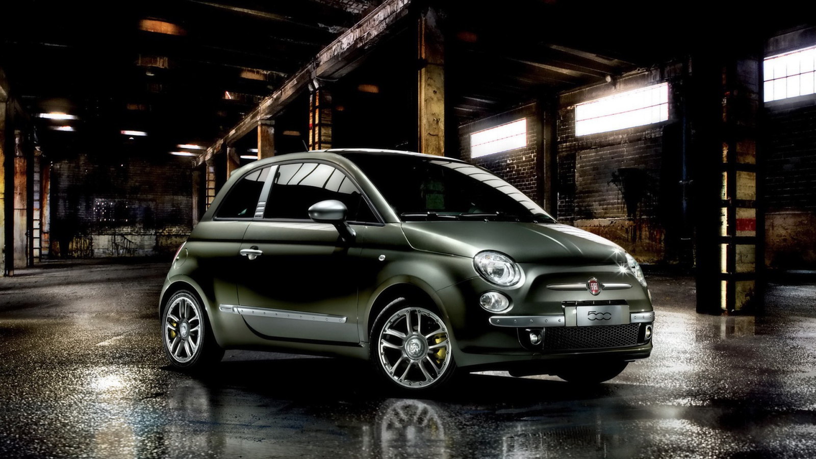 Красивый автомобиль Fiat 500