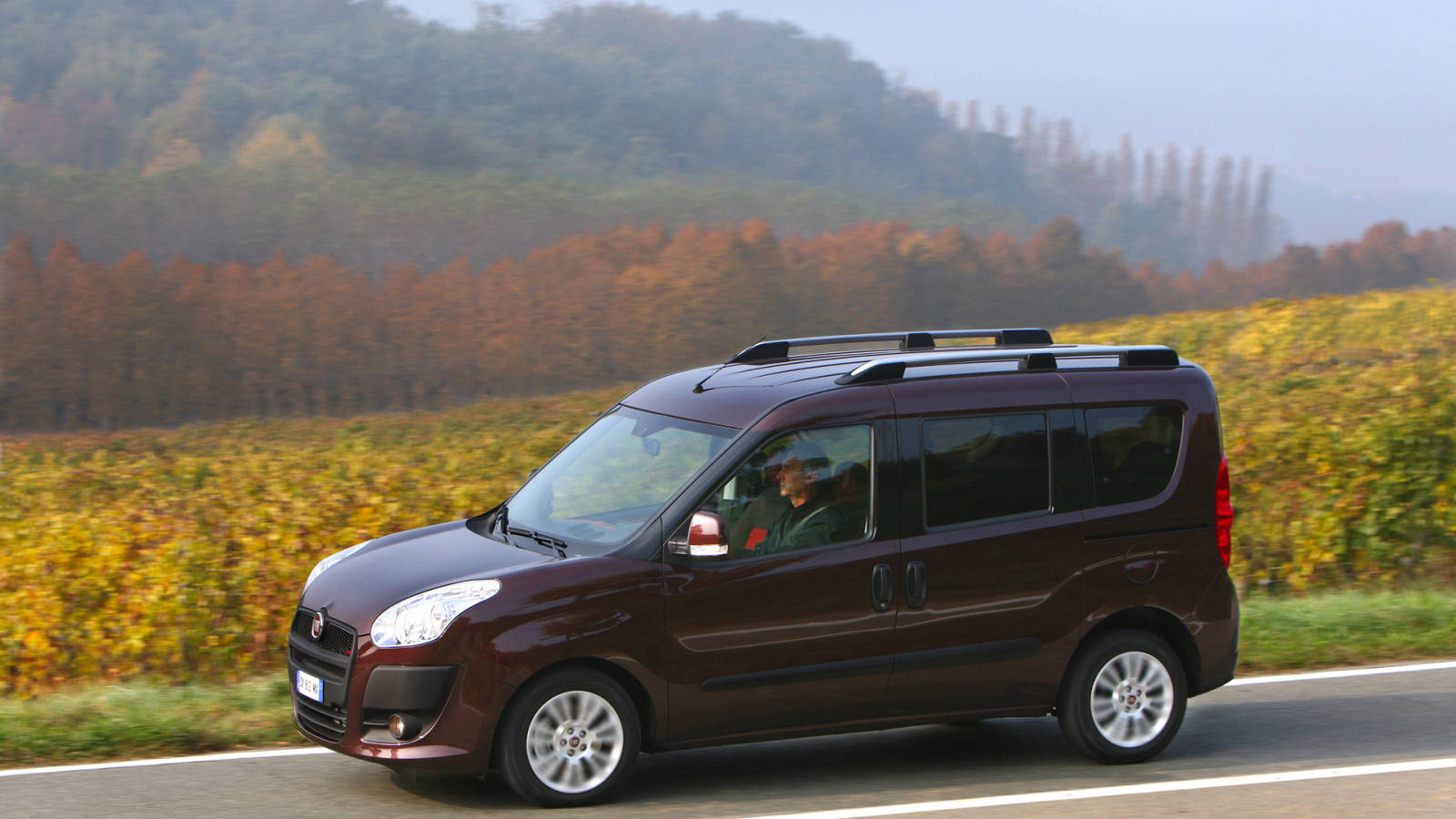 Красивый автомобиль Fiat Doblo в Москве