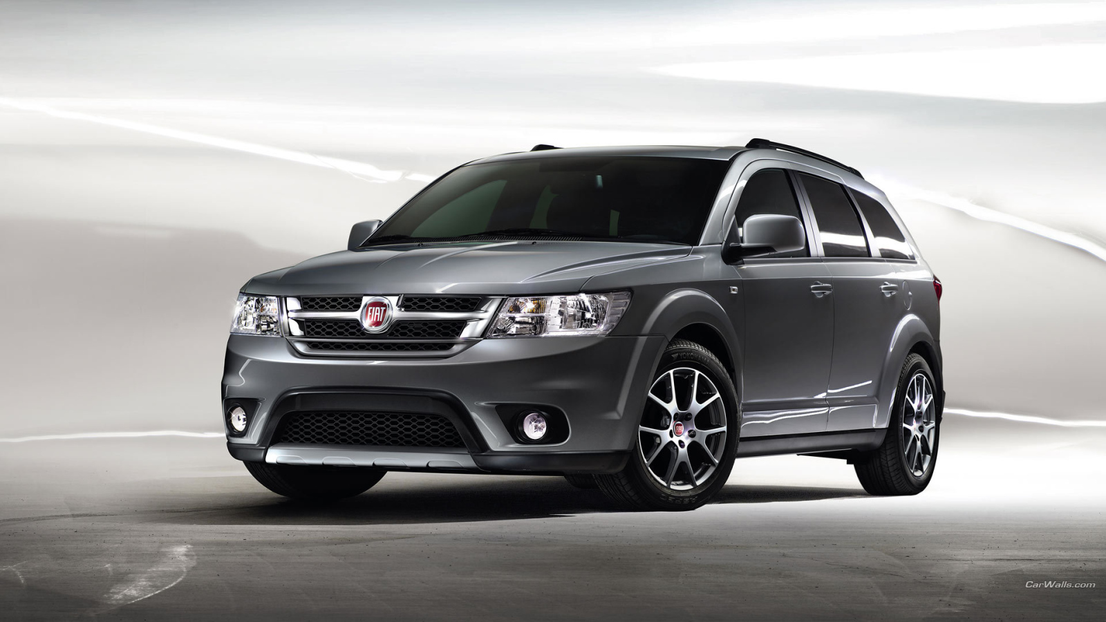 Автомобиль Fiat Freemont на дороге