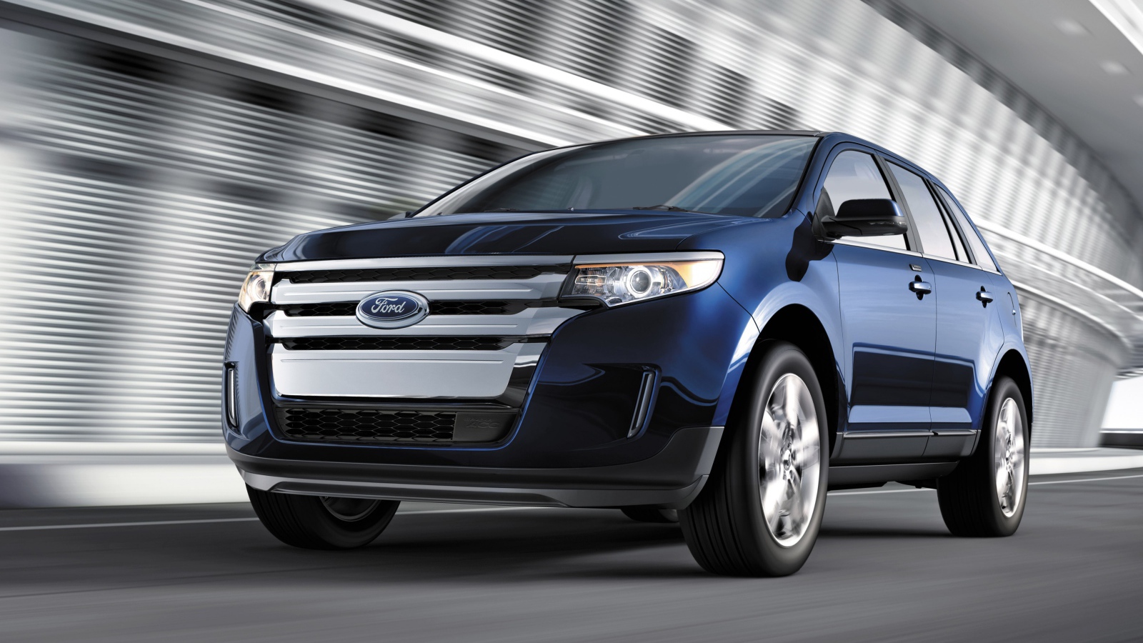 Автомобиль Ford Edge 2014 на дороге