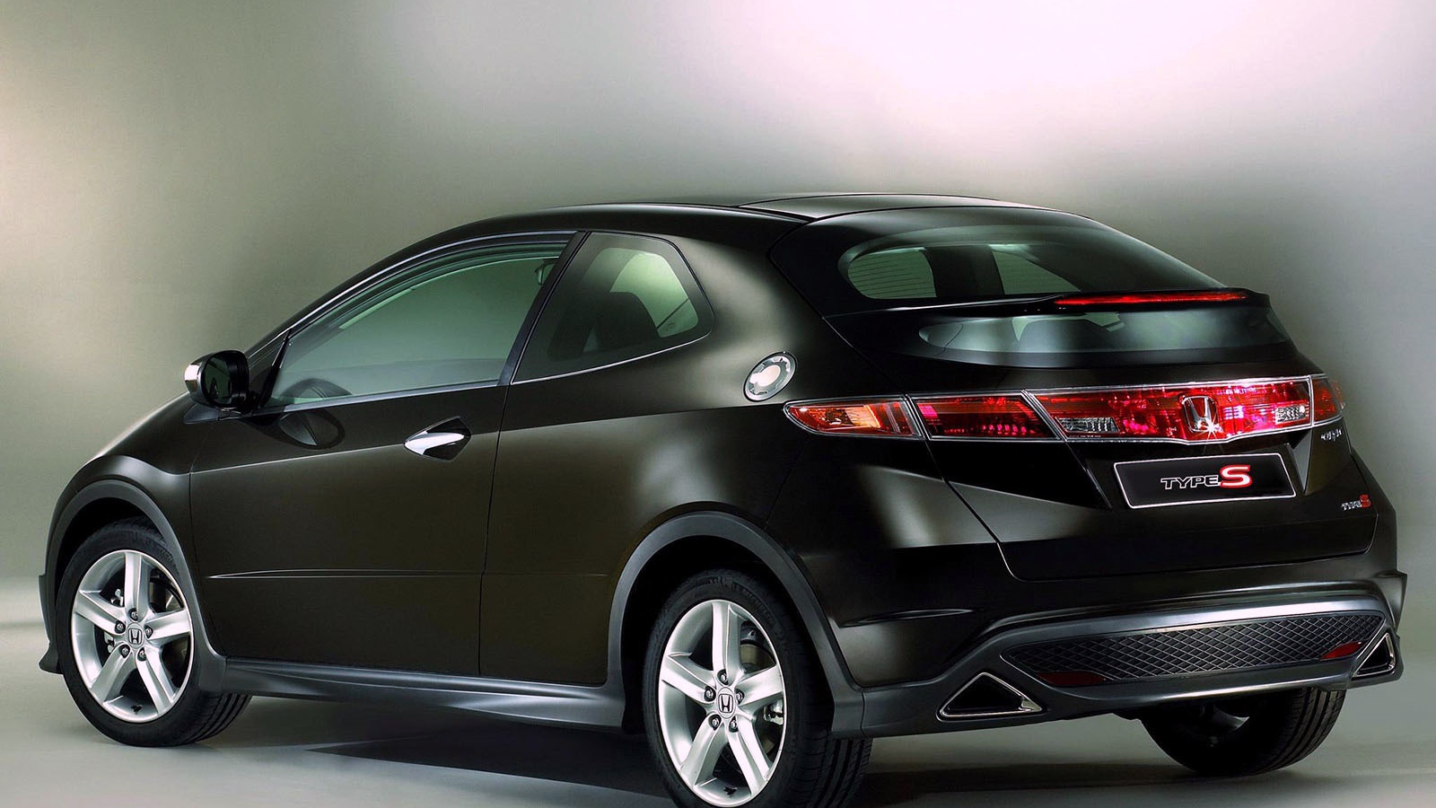 Автомобиль Honda Civic 5D на дороге