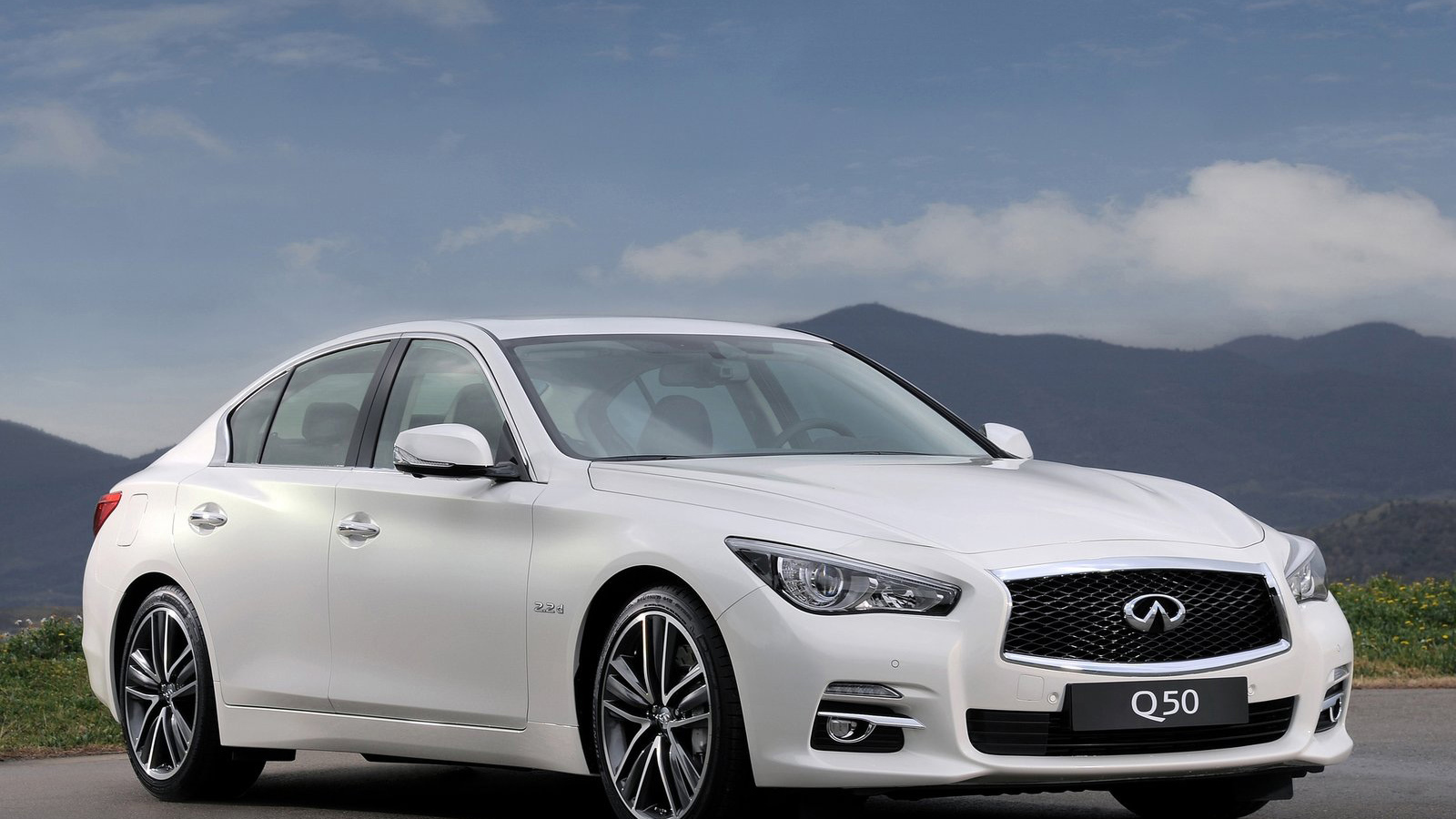 Автомобиль Infiniti Q50 2014 года на дороге