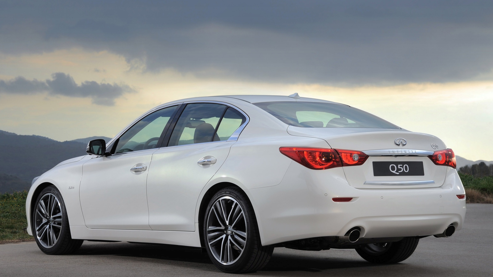 Новый автомобиль Infiniti Q50 2014 года