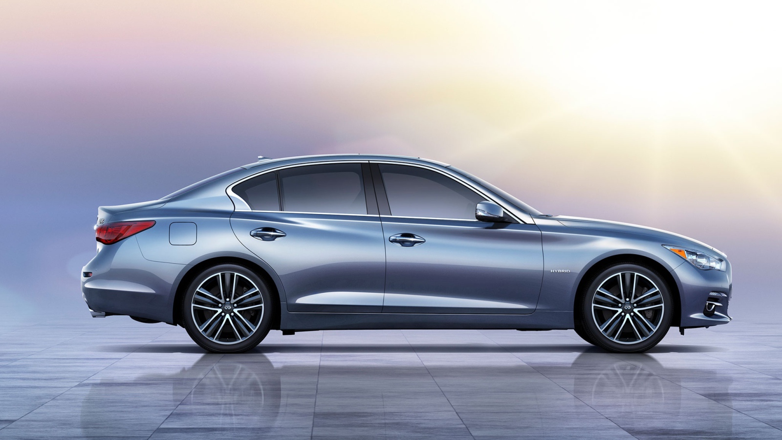 Новая машина Infiniti Q50 2014 года