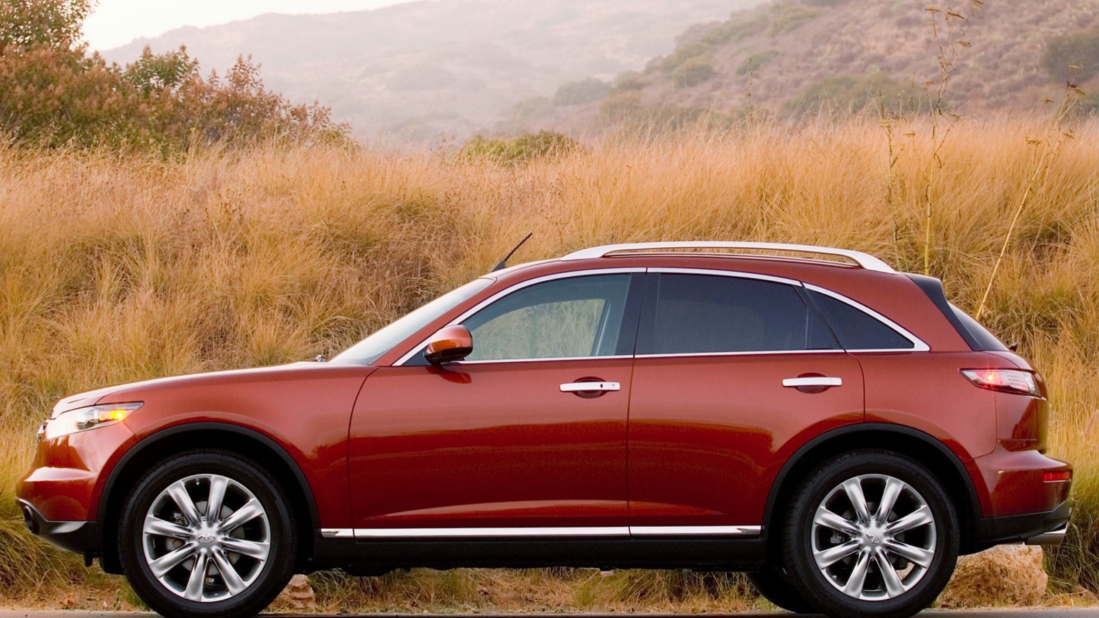 Красный Infiniti FX35