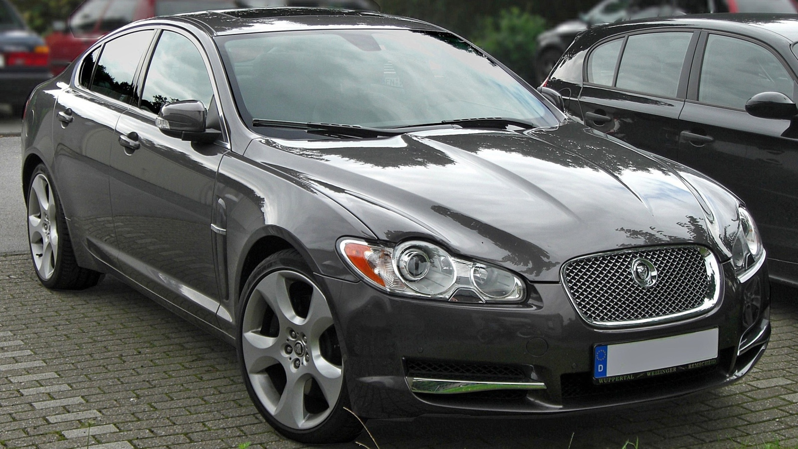 Черный Jaguar XF