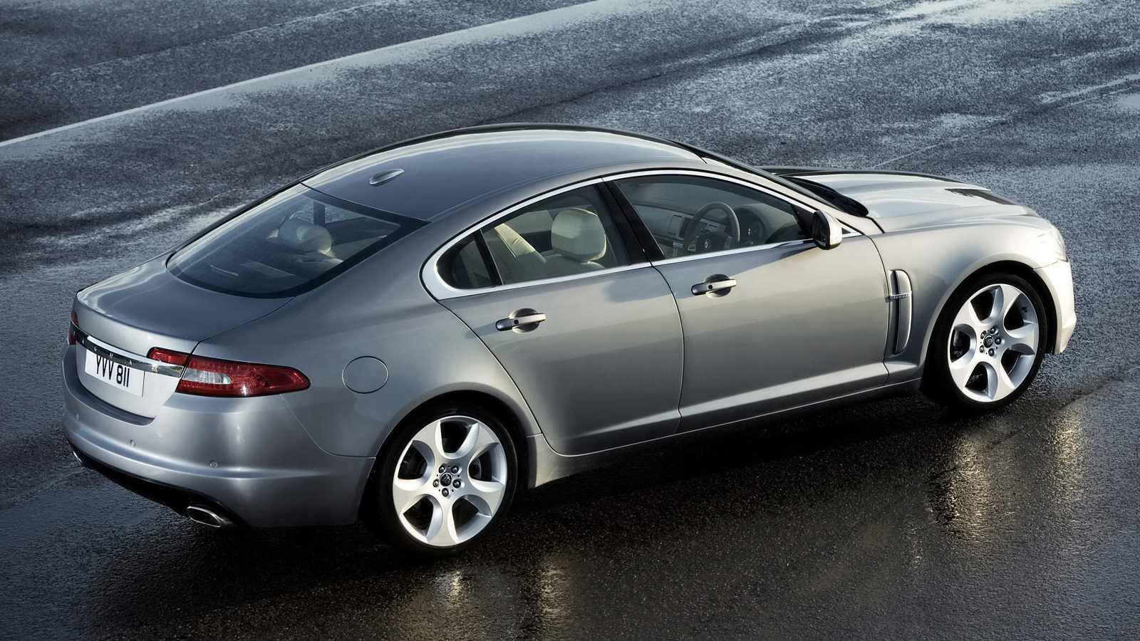 Серебристый Jaguar XF