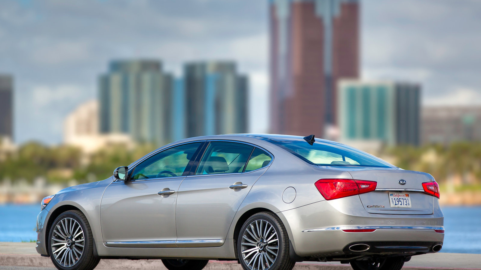 Красивый автомобиль Kia Cadenza 2014 годав Москве