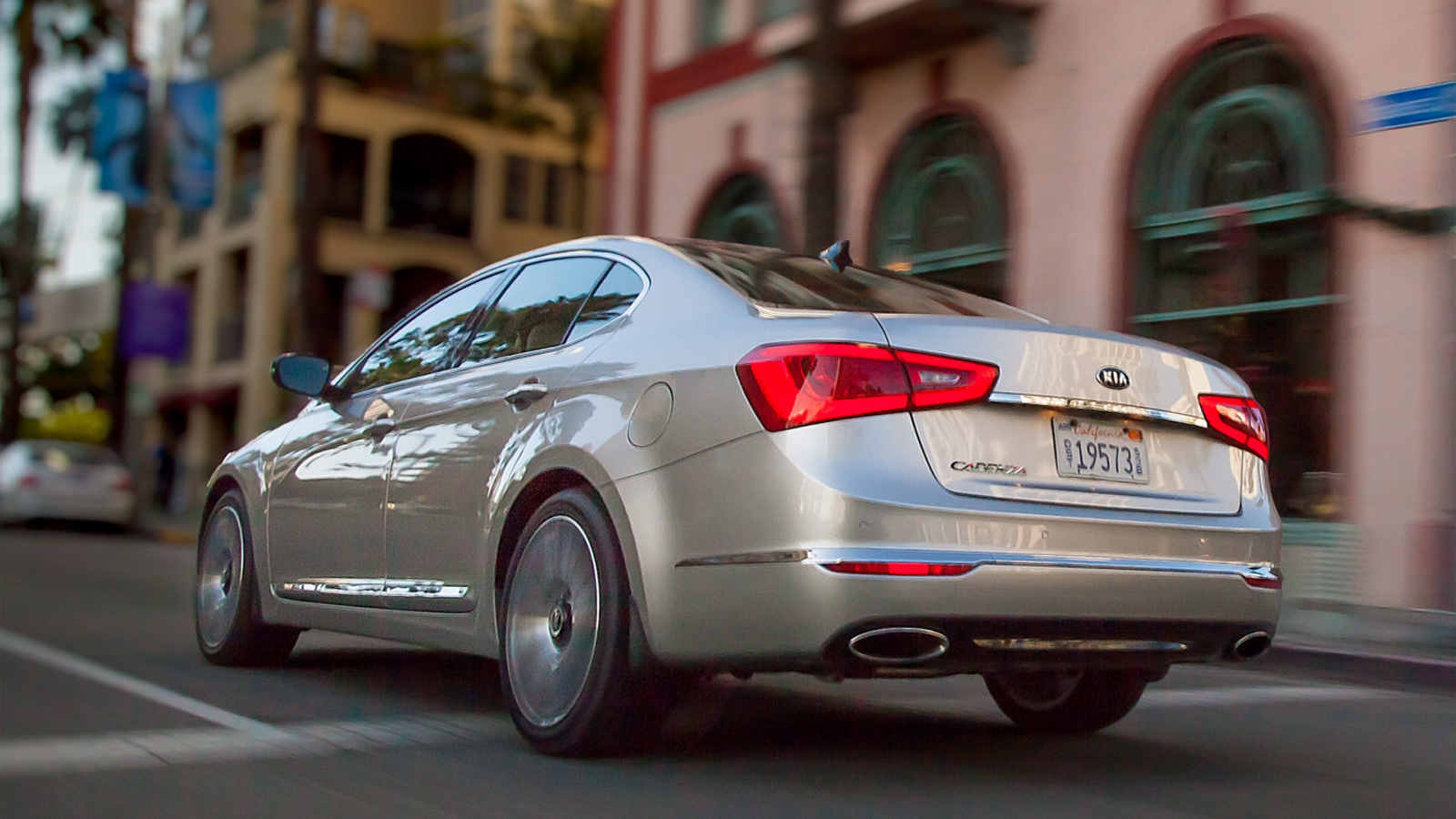 Автомобиль Kia Cadenza 2014 года на дороге