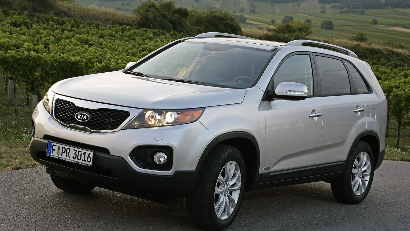  Автомобиль Kia Sorento на дороге