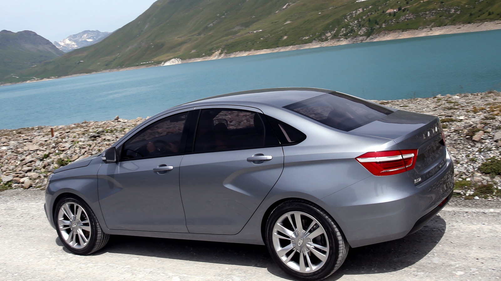 Лада Веста у воды