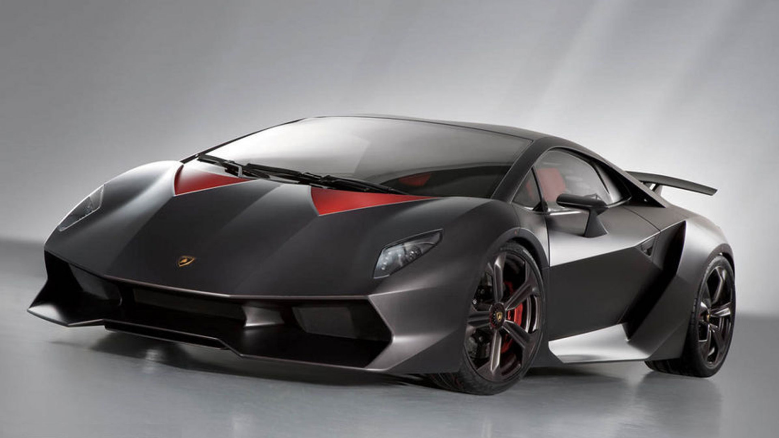 Красивый автомобиль Lamborghini Sesto Elemento