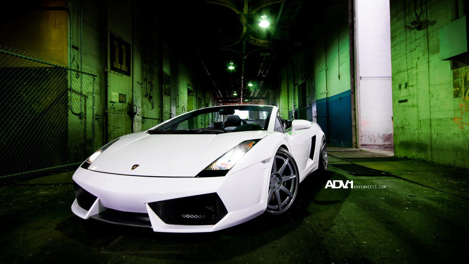 Белый Lamborghini gallardo spyder