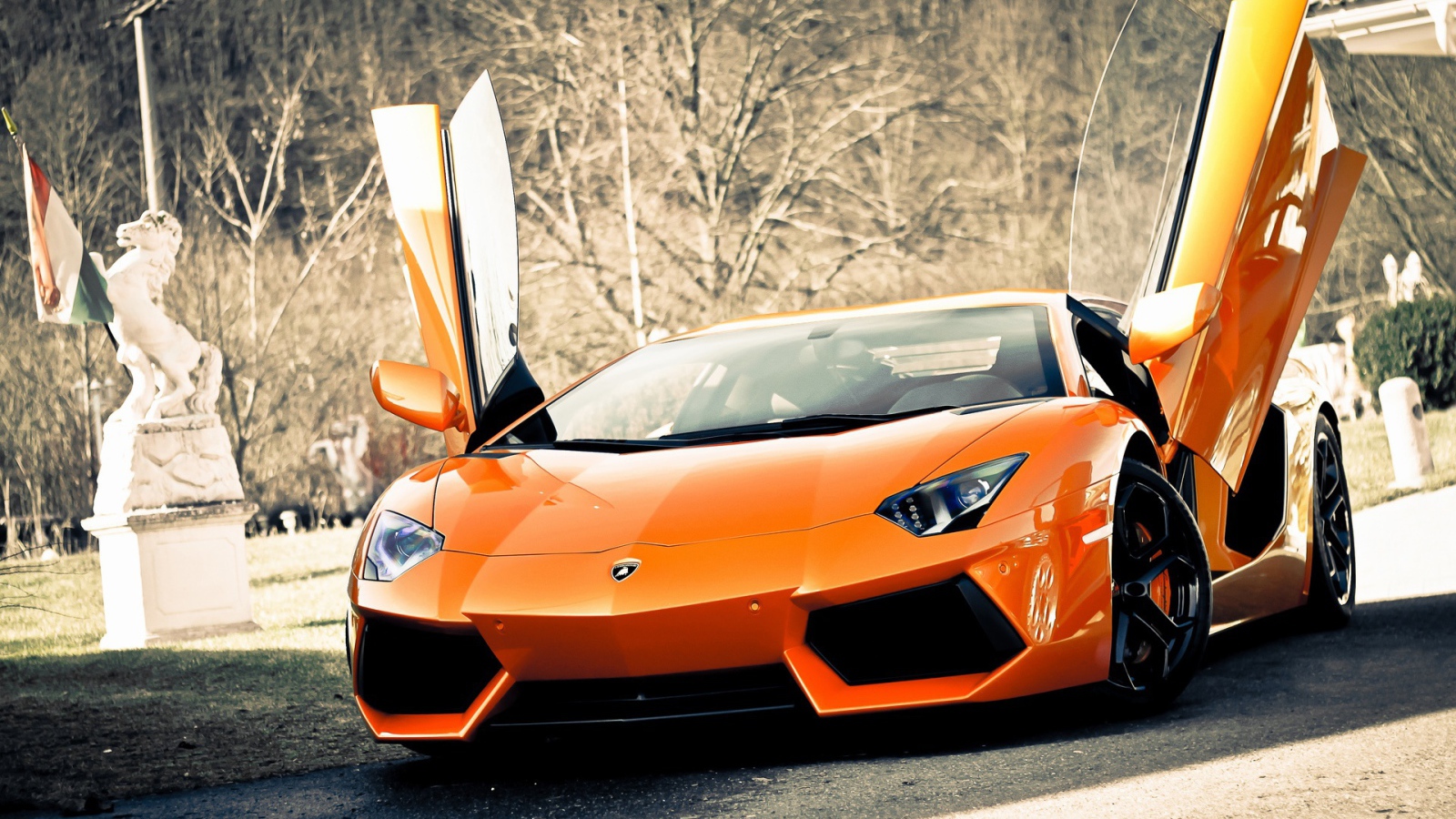 Супер автомобиль Lamborghini Aventador