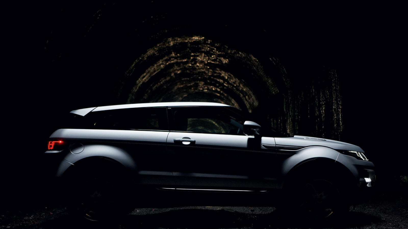 Красивый автомобиль Land Rover A8 в Москве