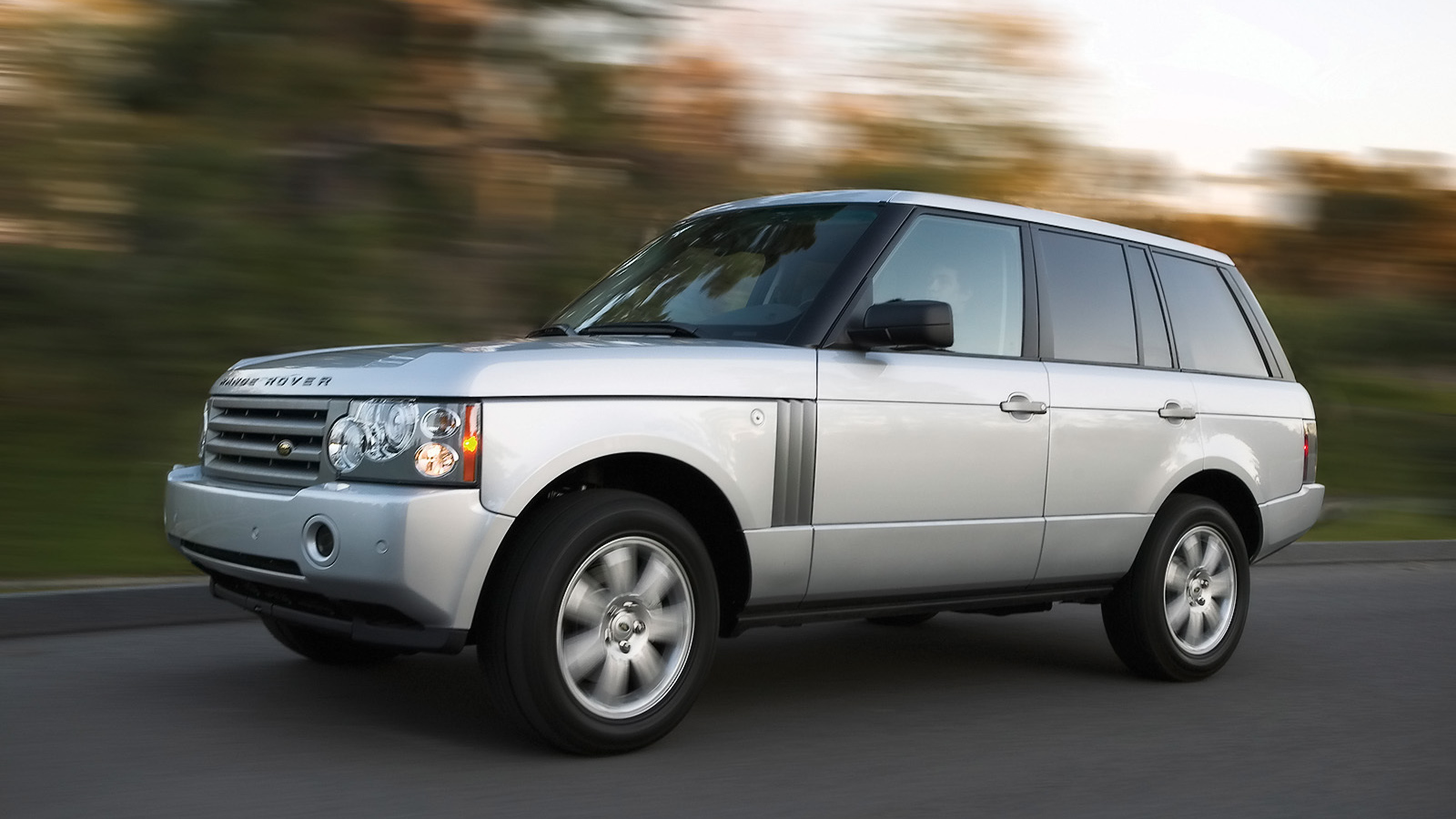 Автомобиль Land Rover A8 на дороге