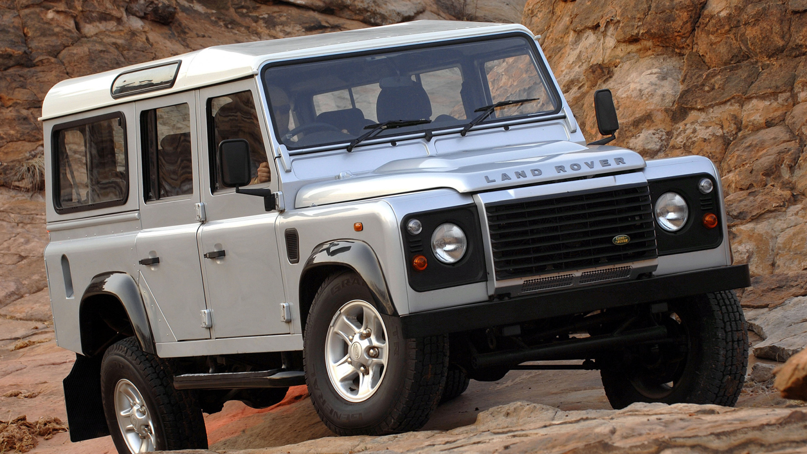 Автомобиль Land Rover Defender на дороге