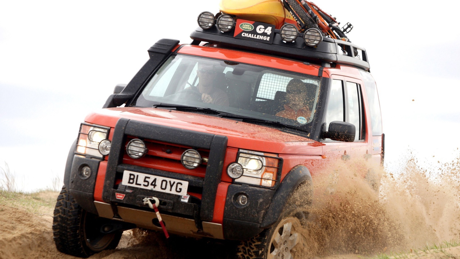 Надежная машина Land Rover Defender