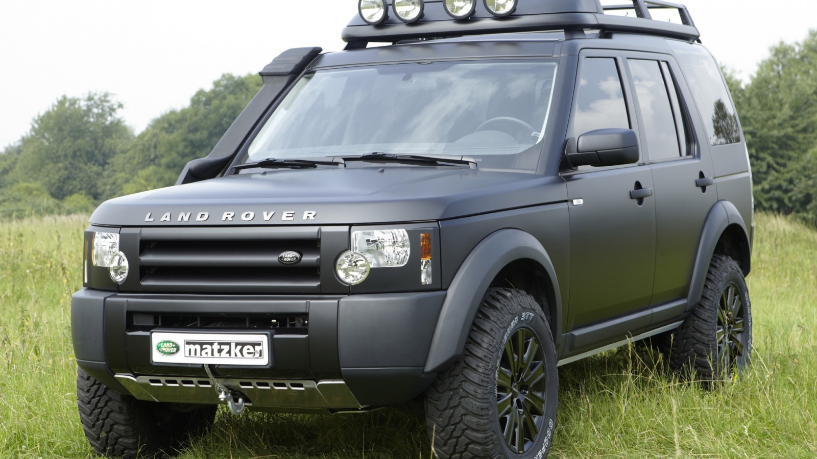  Автомобиль Land Rover Defender на дороге
