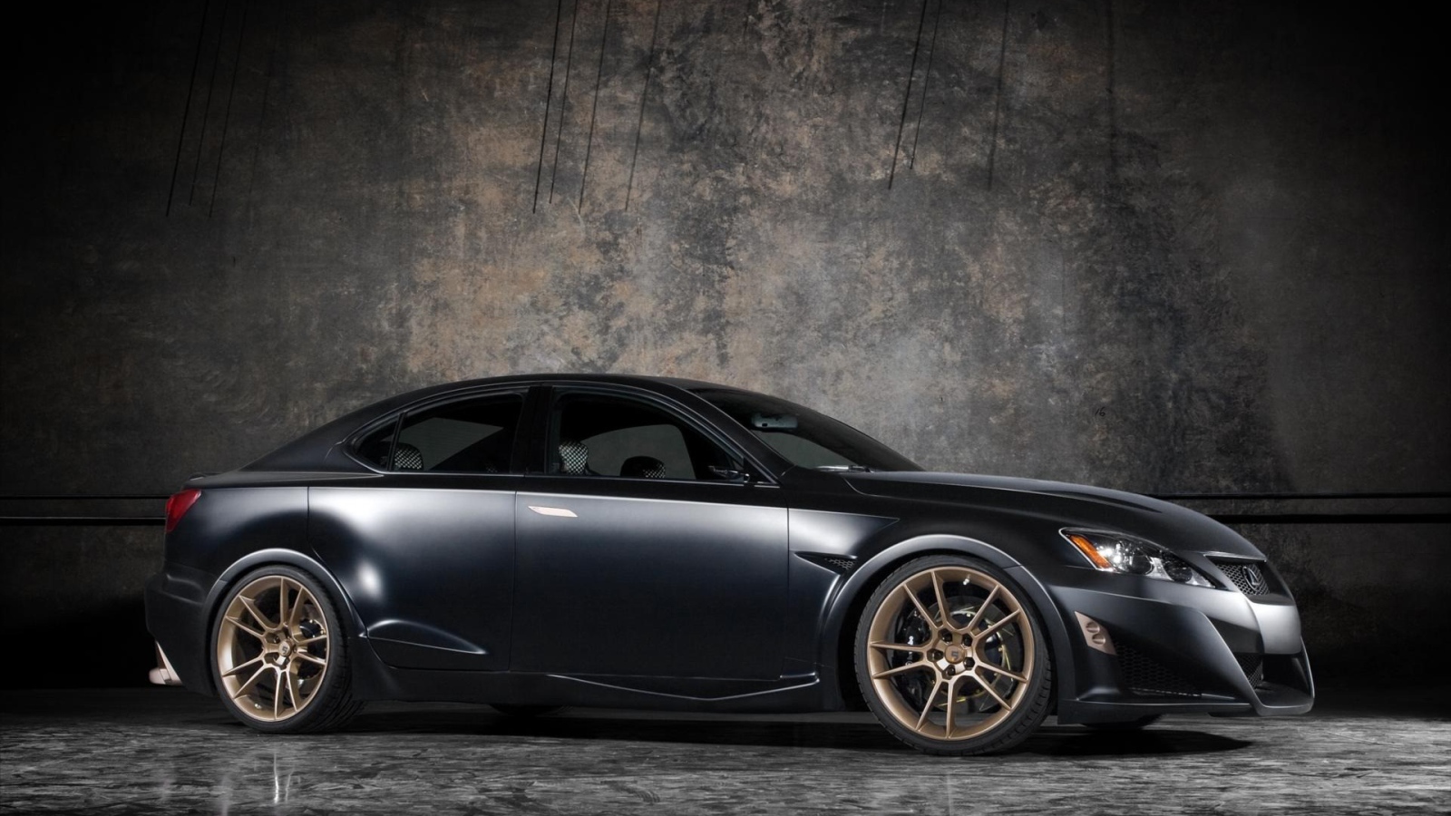 Лексус у бетонной стены