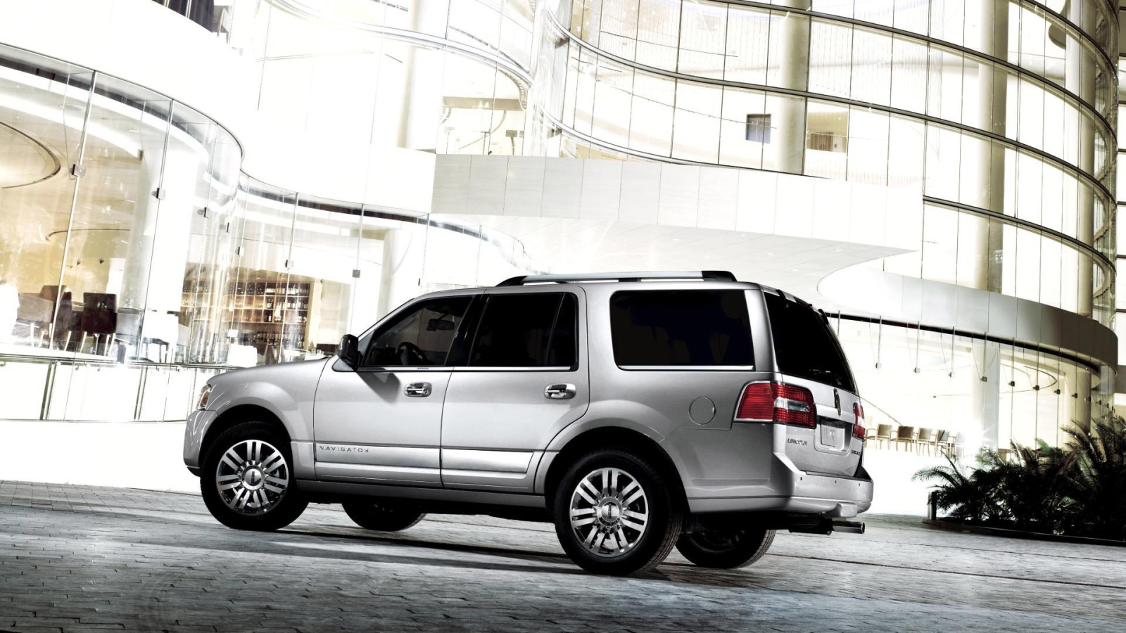 Красивый автомобиль Lincoln Navigator 2014 в Москве