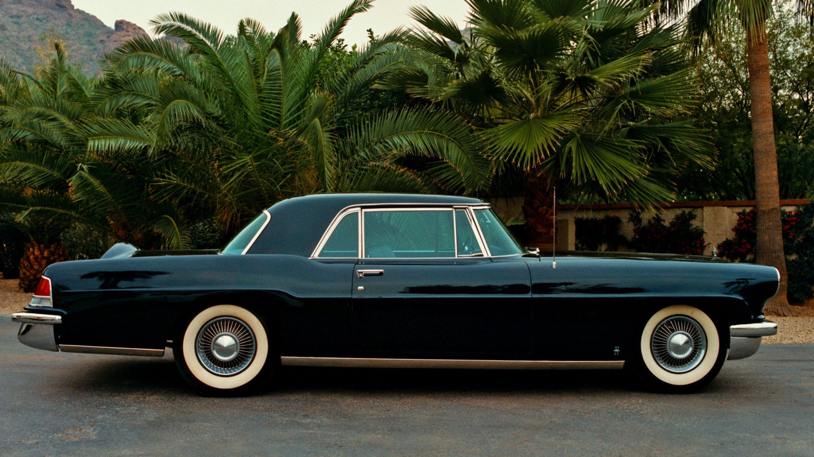 Красивый автомобиль Lincoln Continental в Москве