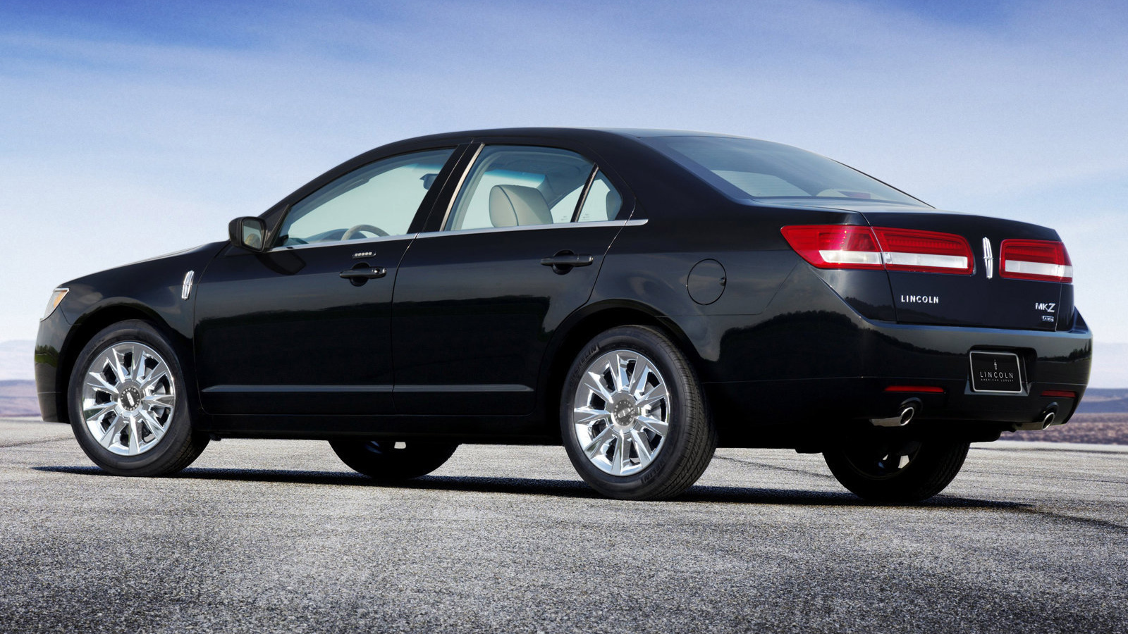 Красивый автомобиль Lincoln MKZ в Москве