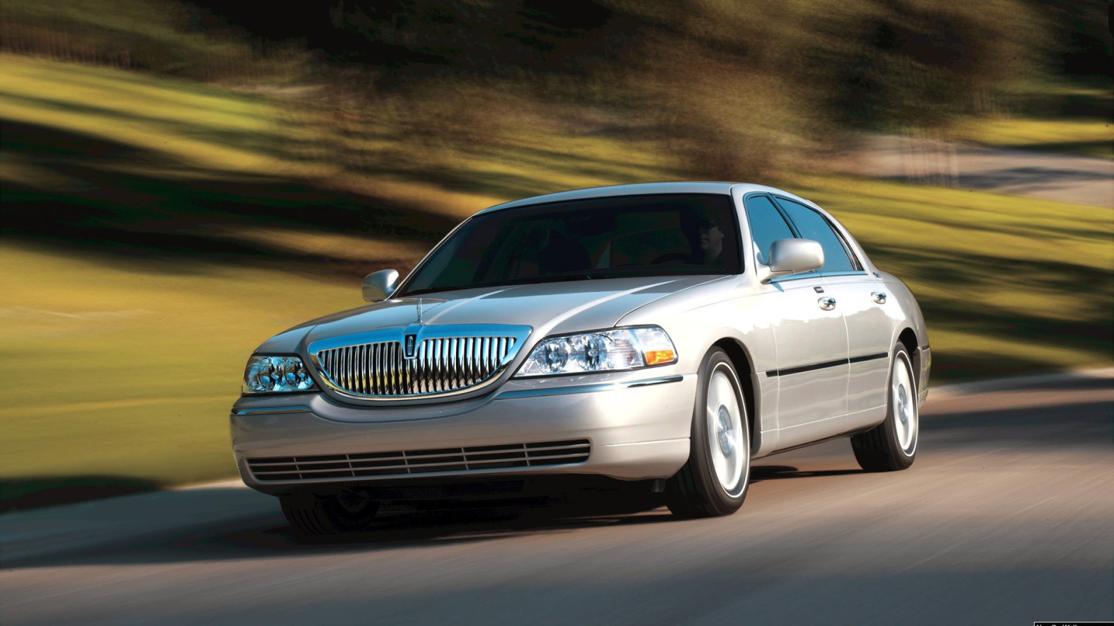 Красивый автомобиль Lincoln Town Car
