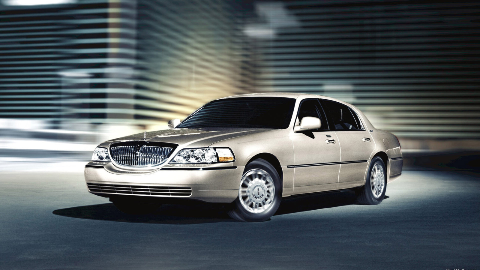 Автомобиль Lincoln Town Car на дороге
