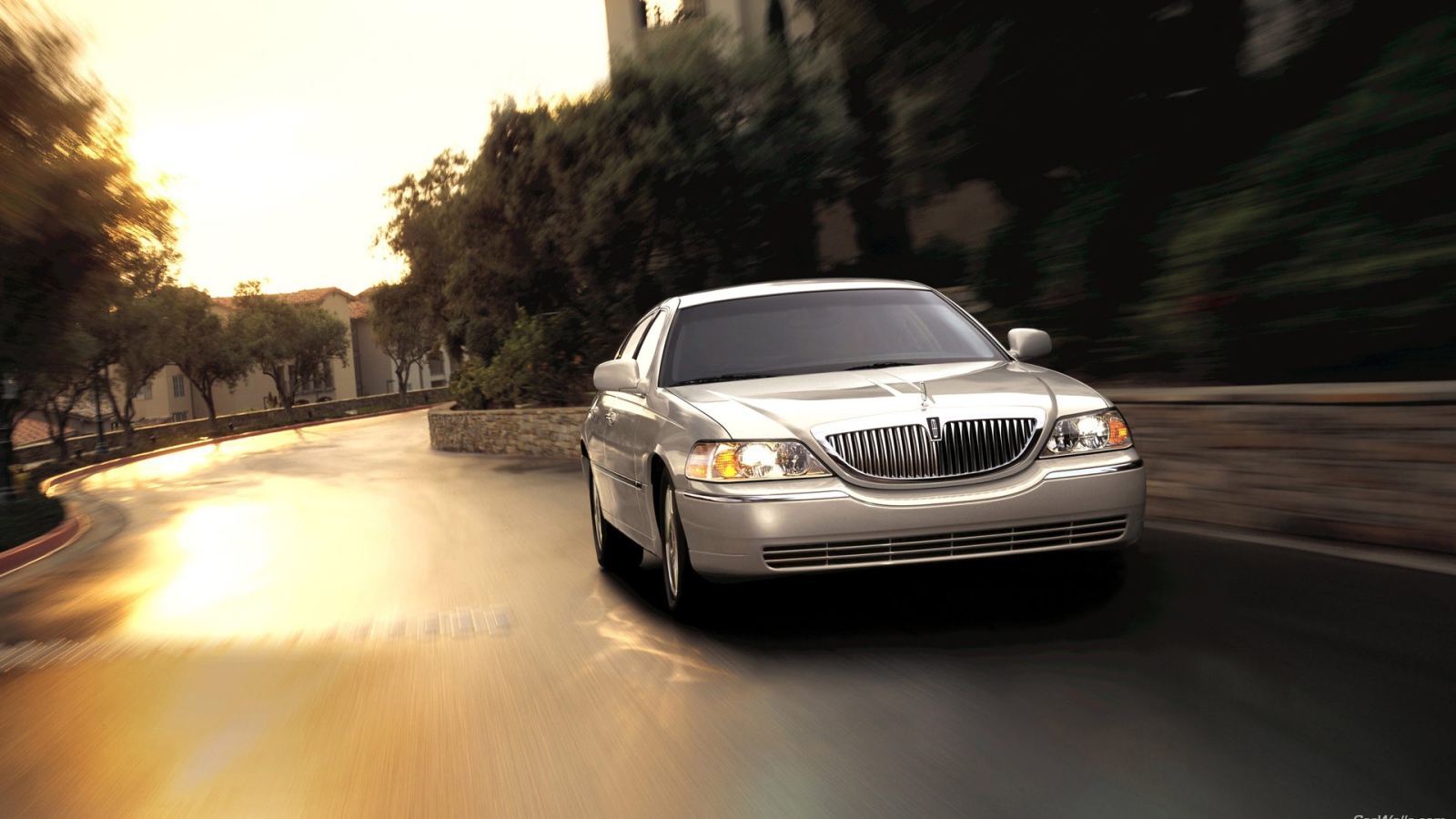 Автомобиль Линкольн на улице
