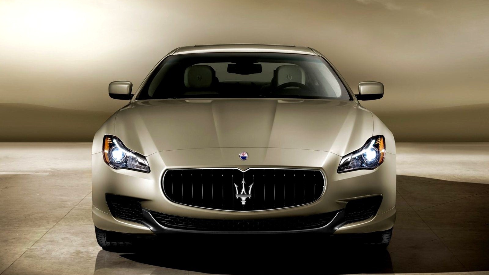 Красивый автомобиль Maserati Quattroporte