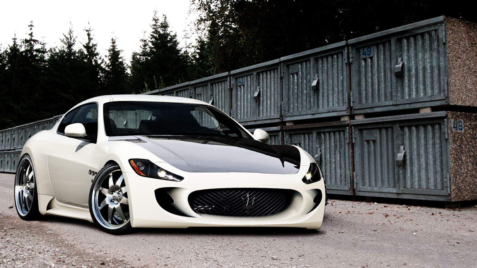 Автомобиль Maserati Granturismo на дороге