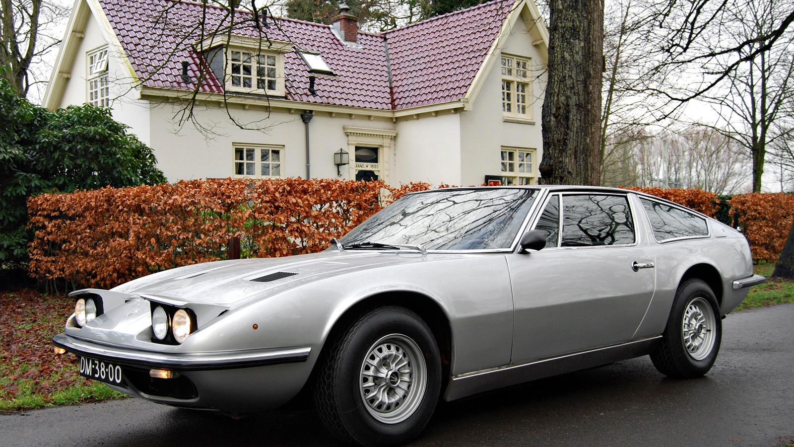 Автомобиль Maserati Indy на дороге