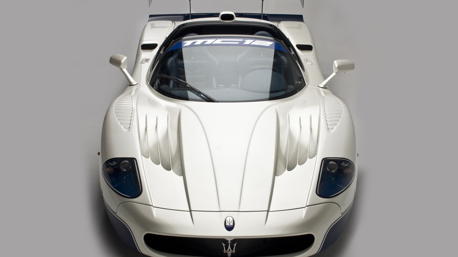 Автомобиль Maserati MC12 на дороге