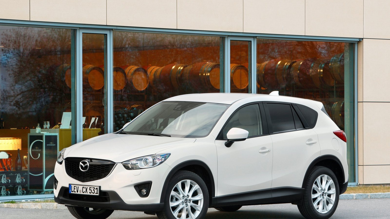 Автомобиль Mazda CX 5 на дороге
