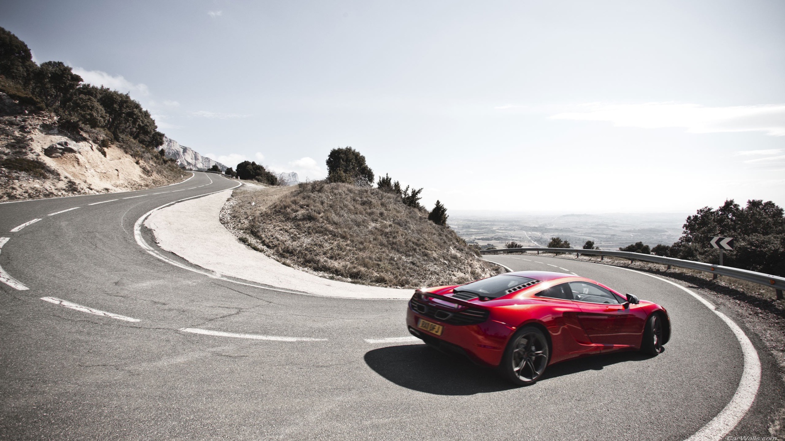 Автомобиль на горной дороге