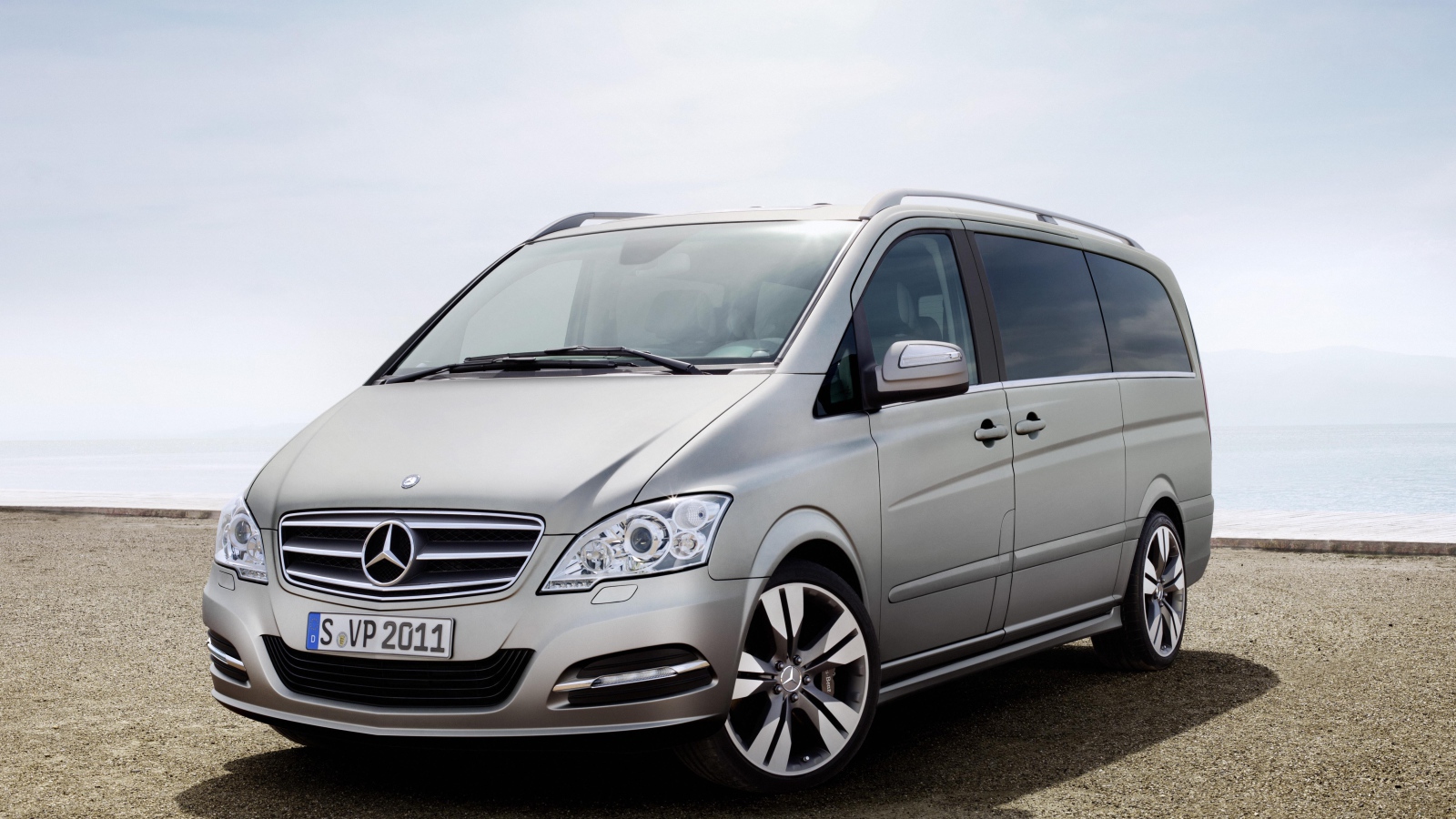 Автомобиль марки Mercedes модели V-Class 2014
