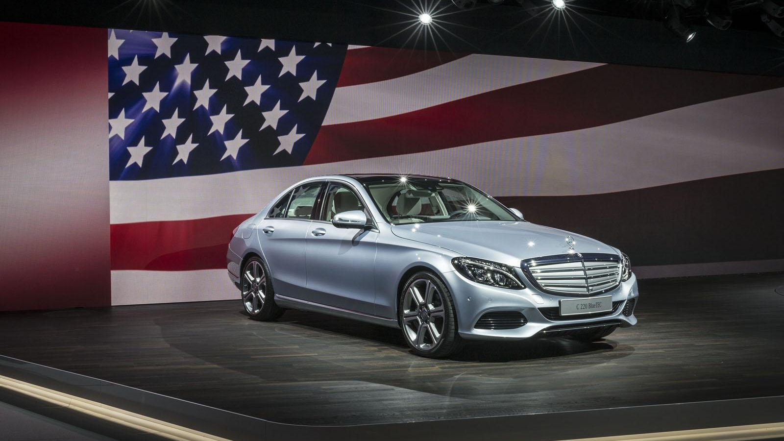 Mercedes C class 2014 на фоне флага США