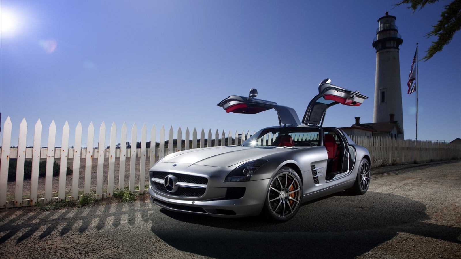 Мерседес AMG у маяка