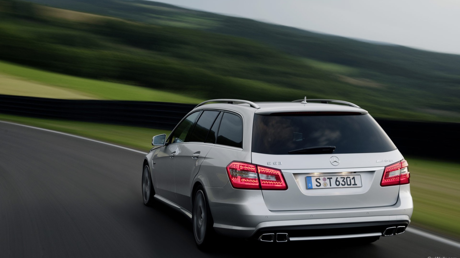 Мерседес в движении по дороге