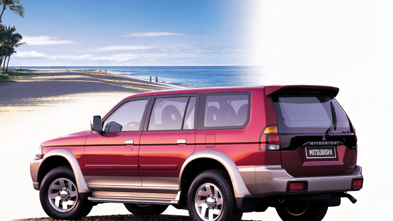 Красивый автомобиль Mitsubishi Pajero Sport