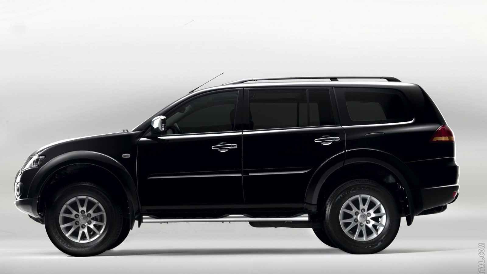 Красивый автомобиль Mitsubishi Pajero Sport в Москве