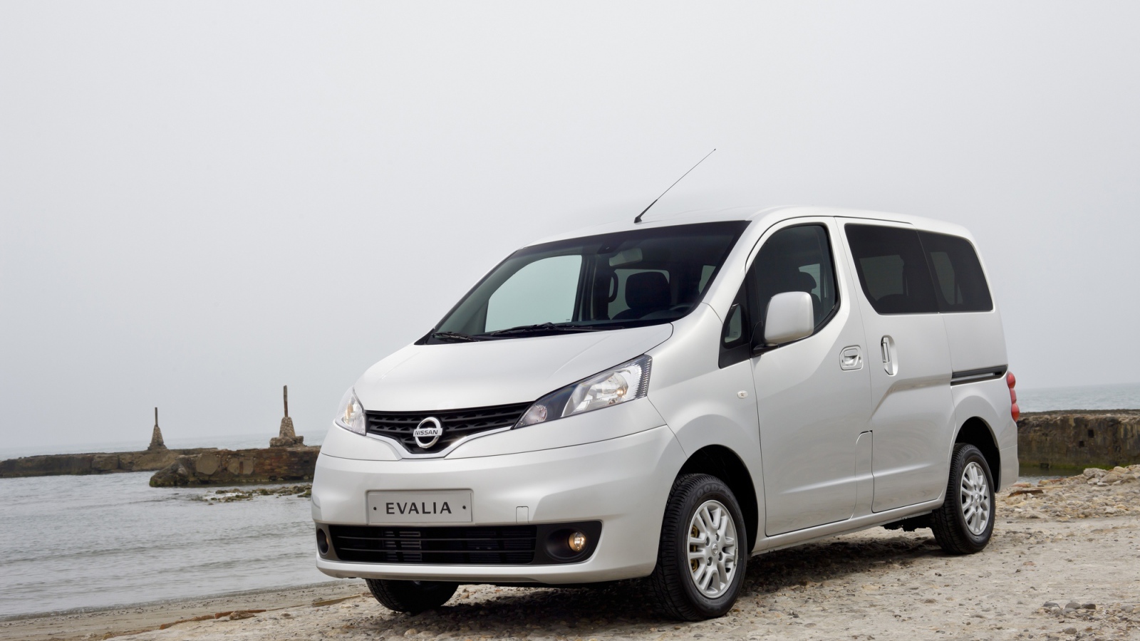 Красивый автомобиль Nissan NV200 в Москве