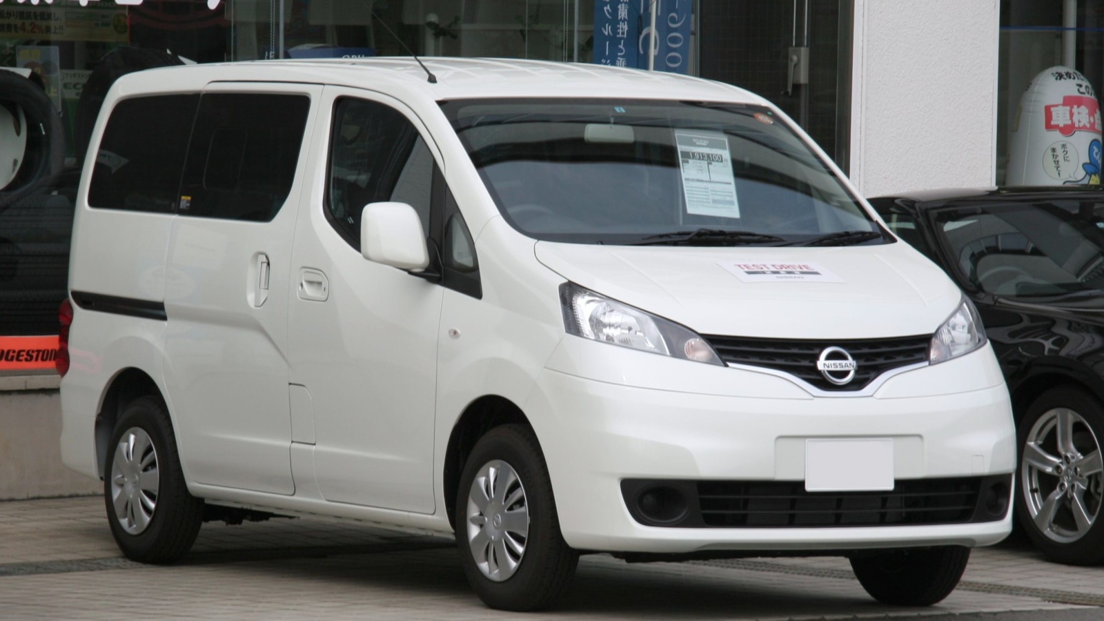 Автомобиль марки Nissan модели NV200