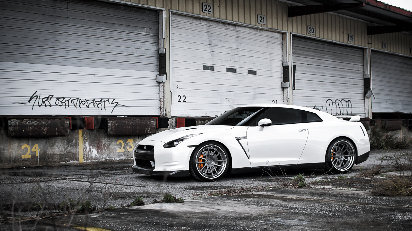 Белый Ниссан у склада