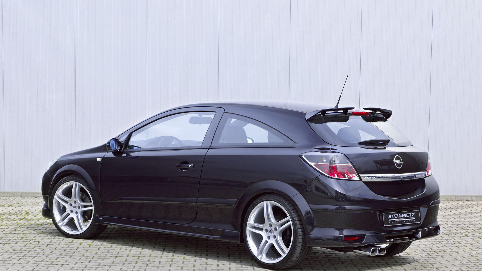 Красивый автомобиль Opel Astra GTC